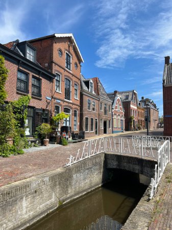 Téléchargez les photos : Un canal pendant l'été à Dokkum, Frise Pays-Bas - en image libre de droit