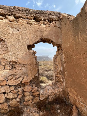 Foto de Ruina de la cima de las colinas alrededor de la ciudad Agua Amarga en España - Imagen libre de derechos