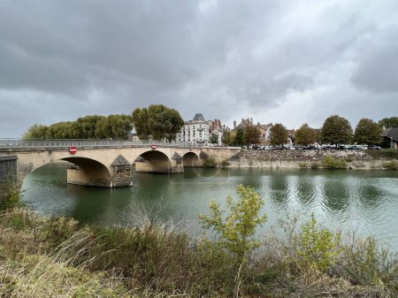 Téléchargez les photos : Journée nuageuse dans la ville Chalon-sur-Sane en France - en image libre de droit