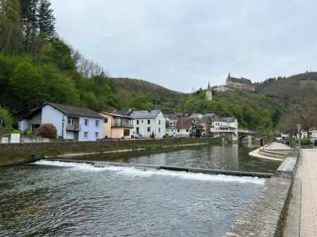 Foto de Vianden en el río Our, en Luxemburgo - Imagen libre de derechos