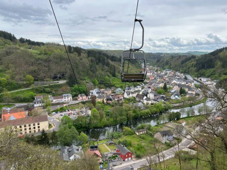 Foto de Vianden visto desde la cima de la colina en Luxemburgo - Imagen libre de derechos