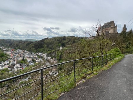Vianden von der Anhöhe mit Schloss Vianden in Luxemburg aus gesehen