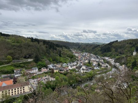 Téléchargez les photos : Vianden à partir du sommet du château de Vianden au Luxembourg - en image libre de droit