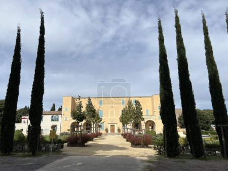Téléchargez les photos : Château de Girard dans la ville Meze dans le sud de la France - en image libre de droit