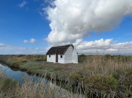 Pequeña casa blanca en la Reserva Natural Delta de l 'Ebre en España