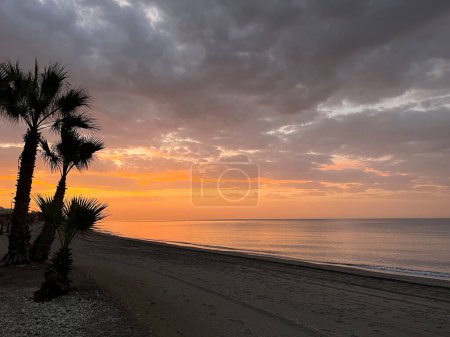Foto de Salida del sol en la playa alrededor de Nerja España - Imagen libre de derechos
