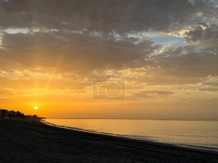 Foto de Salida del sol en la playa alrededor de Nerja España - Imagen libre de derechos