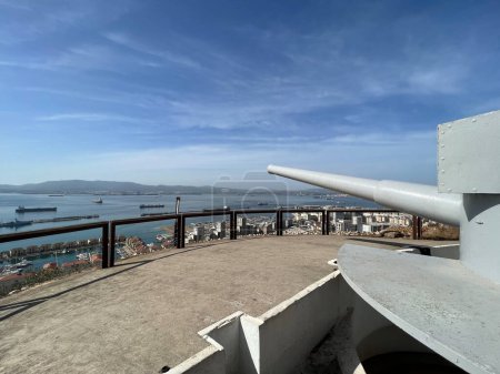 Téléchargez les photos : Batterie de canon sur Devils Gap dans la réserve naturelle de Gibraltar en Europe - en image libre de droit