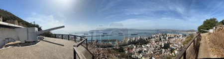 Téléchargez les photos : Panorama des canons de la batterie Devils Gap à la réserve naturelle de Gibraltar en Europe - en image libre de droit