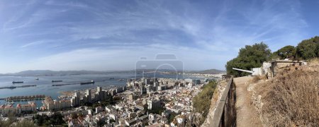 Foto de Panorama de cañones en Batería Devils Gap en la Reserva Natural de Gibraltar en Gibraltar Europa - Imagen libre de derechos