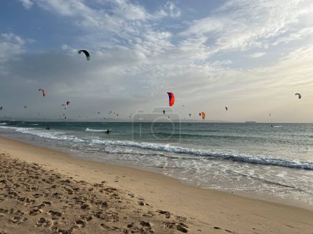 Kitesurfer am Strand von Los Lances rund um Tarifa, Spanien