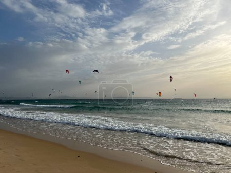 Kitesurfistas en la playa de Los Lances cerca de Tarifa, Cádiz