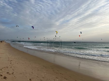Téléchargez les photos : Kitesurfers à la plage de Los Lances autour de Tarifa, Espagne - en image libre de droit
