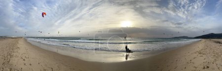 Téléchargez les photos : Panorama depuis Kitesurfers sur la plage de Los Lances autour de Tarifa, Espagne - en image libre de droit