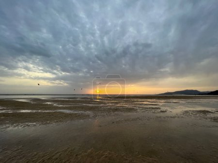 Téléchargez les photos : Coucher de soleil sur la plage de Los Lances autour de Tarifa, Espagne - en image libre de droit