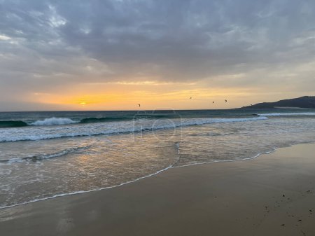 Téléchargez les photos : Kitesurfers au coucher du soleil sur la plage de Los Lances autour de Tarifa, Espagne - en image libre de droit