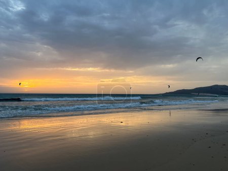 Téléchargez les photos : Kitesurfers au coucher du soleil sur la plage de Los Lances autour de Tarifa, Espagne - en image libre de droit