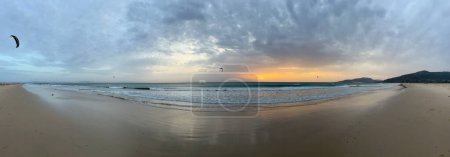 Téléchargez les photos : Panorama depuis le coucher du soleil sur la plage de Los Lances autour de Tarifa, Espagne - en image libre de droit