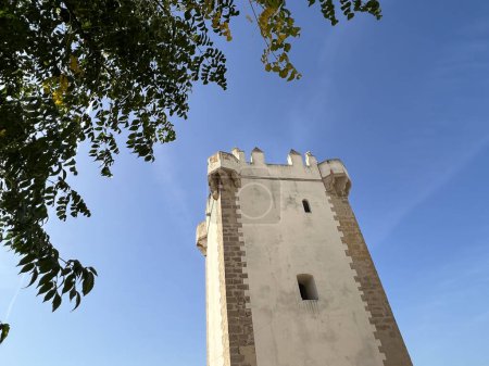 Foto de Torre de Guzmán en la ciudad Conil de la Frontera España - Imagen libre de derechos