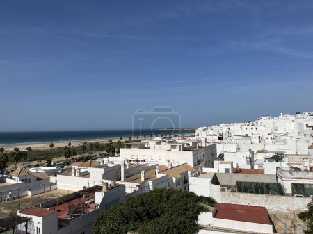 Blick über die Stadt und den Strand in Conil de la Frontera vom Torre de Guzman in Spanien