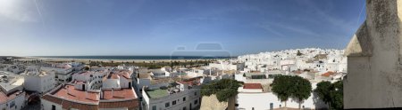 Blick über die Stadt und den Strand von Conil de la Frontera vom Torre de Guzman in Spanien
