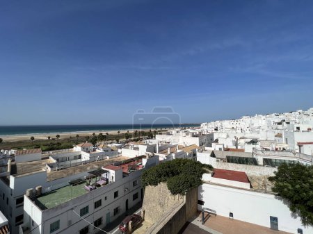 Blick über die Stadt und den Strand in Conil de la Frontera vom Torre de Guzman in Spanien