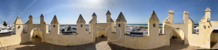 Foto de Vista panorámica de la ciudad y la playa de Conil de la Frontera desde Torre de Guzmán en España - Imagen libre de derechos