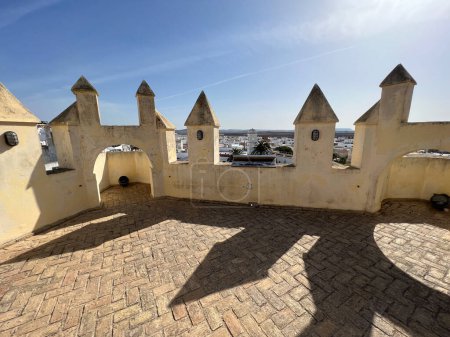Téléchargez les photos : Vue sur la ville Conil de la Frontera depuis Torre de Guzman en Espagne - en image libre de droit