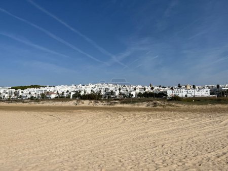 La ville Conil de la Frontera à partir de la plage en Espagne