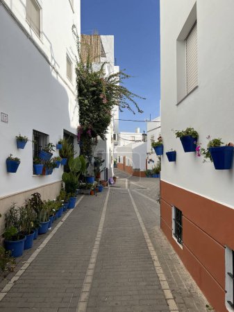 Rue dans la vieille ville de Conil de la Frontera Espagne