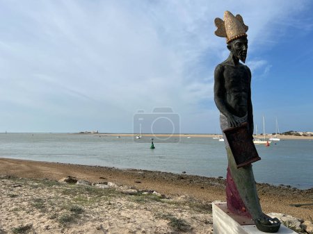 Téléchargez les photos : Statue sur la plage de La Barrosa en Andalousie Espagne - en image libre de droit