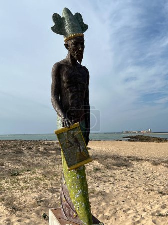 Foto de Estatua en la playa de La Barrosa en Andalucía España - Imagen libre de derechos
