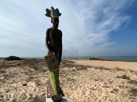 Foto de Estatua en la playa de La Barrosa en Andalucía España - Imagen libre de derechos