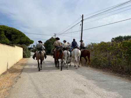 Foto de Grupo de hombres a caballo alrededor de chiclana de la frontera en Andalucía España - Imagen libre de derechos