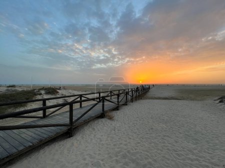 Foto de Puesta de sol en la playa de Conil de la Frontera en España - Imagen libre de derechos