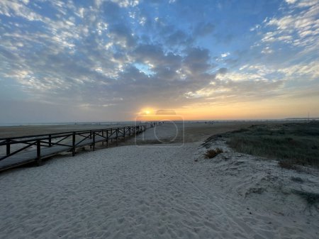 Foto de Puesta de sol en la playa de Conil de la Frontera en España - Imagen libre de derechos