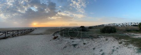 Foto de Panorama desde el atardecer en la Playa del Conil de la Frontera en España - Imagen libre de derechos
