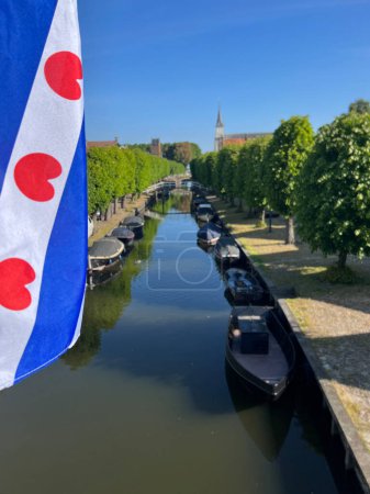 Friesische Flagge am Kanal in Sloten, Friesland Niederlande