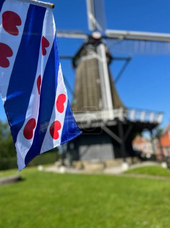 Friesische Flagge an der Windmühle in Sloten, Friesland Niederlande