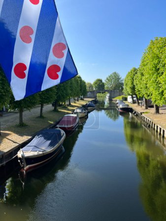 Friesische Flagge am Kanal in Sloten, Friesland Niederlande