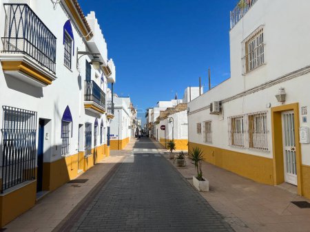Straße in der Altstadt von Chipiona in Andalusien, Spanien