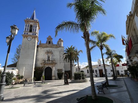 Téléchargez les photos : Eglise dans la vieille ville de Chipiona en Andalousie, Espagne - en image libre de droit