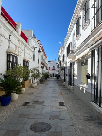 Straße in der Altstadt von Chipiona in Andalusien, Spanien