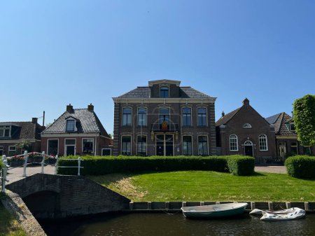 Téléchargez les photos : Pont sur un canal dans la vieille ville de Stavoren en Frise aux Pays-Bas - en image libre de droit