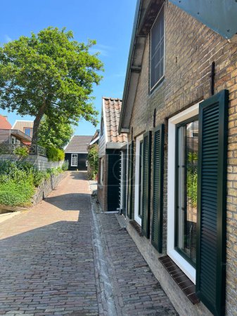 Casas en el casco antiguo de Stavoren en Frisia los Países Bajos
