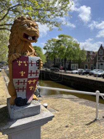Estatua del puente del león en Harlingen, Frisia Países Bajos