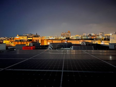 Foto de Paneles solares y vista de la ciudad de Las Palmas de Gran Canaria - Imagen libre de derechos