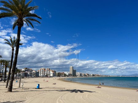 Foto de Playa en la ciudad Peniscola en España - Imagen libre de derechos