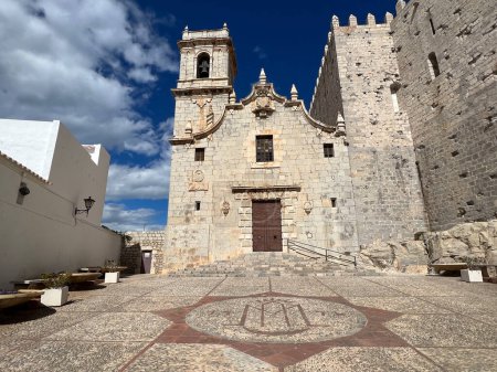 Eglise autour du château de Peniscola en Espagne