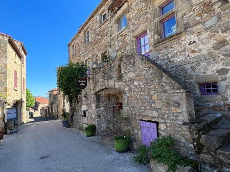 Calle en el pueblo medieval de Montpeyroux en Francia